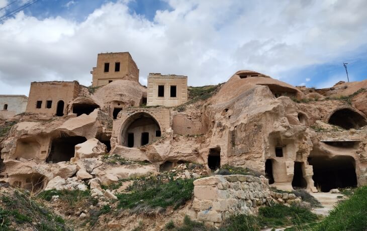 Kapadokya’daki Çavuşin Köyü’nde yer alan kaya oyma evler ve üzerlerine sonradan inşa edilmiş taş yapılar bir arada görülüyor.